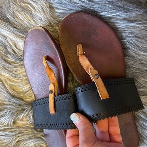 Black strap sandal 🤍